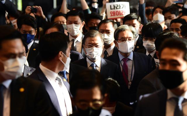 문재인 대통령이 28일 오전 국회에서 예산안 시정 연설을 위해 이동하고 있다. 연합뉴스