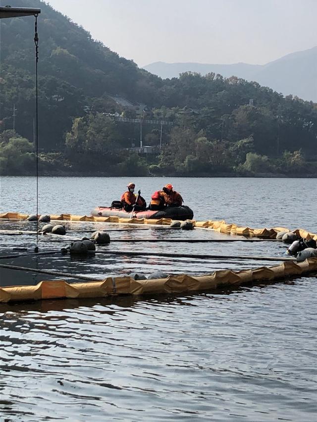 소방대원들이 28일 대구 가창댐에서 실종된 잠수사를 수색하고 있다. 대구소방본부 제공