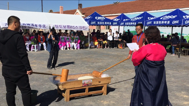 중국 랴오닝성 조선족 마을 우의촌에서 열린 마을 축제에서 주민들이 떡방아를 찧으며 인절미를 만들고 있다. 이동학 작가