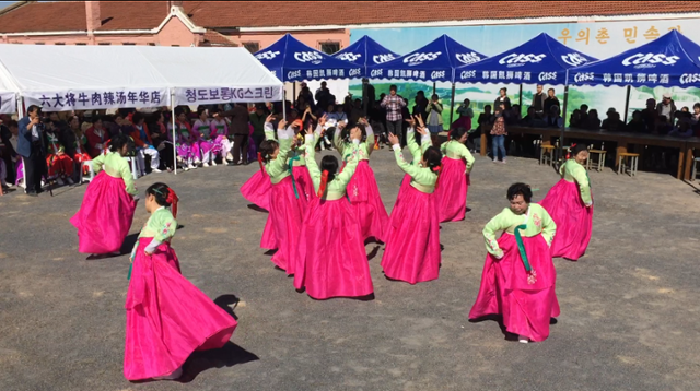 중국 랴오닝성 조선족 마을 우의촌에서 추석을 맞아 열린 축제에서 주민들이 한국의 전통 부채춤을 추고 있다. 이동학 작가