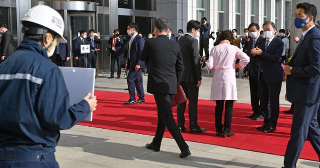 문재인 대통령이 28일 국회에서 2021년도 예산안 시정연설을 하기위해 본청으로 들어서며 중대재해기업처벌법 제정 촉구 1인 시위를 하고 있는 류호정 정의당 의원을 보고 있다. 뉴시스