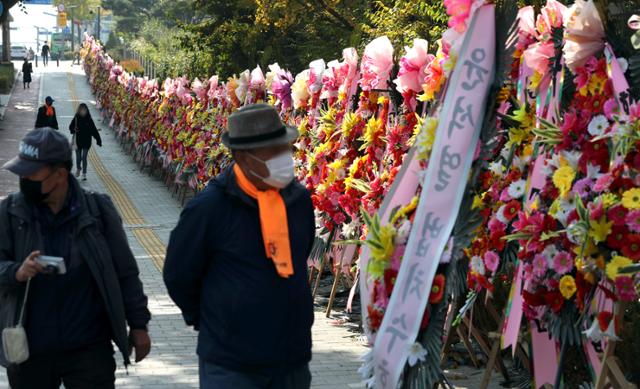 26일 서울 서초구 대검찰청 앞에 윤석열 검찰총장을 응원하는 화환들이 놓여 있다. 뉴시스