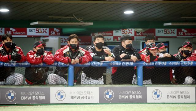 9회초 3-1로 SK가 앞서고 있는 상황에서 LG 선수들이 어두운 표정으로 경기를 지켜보고 있다. 연합뉴스