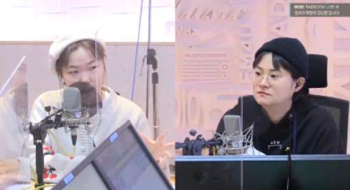 이수현(왼쪽)이 MBC FM4U '정오의 희망곡 김신영입니다'에서 청취자와 소통했다. 보이는 라디오 캡처