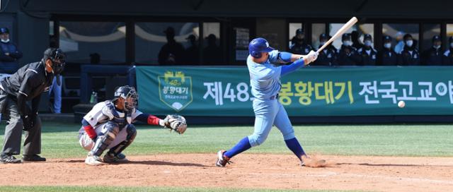 부산고 정재환이 30일 서울 목동구장에서 열린 제48회 봉황대기 전국고교야구대회 유신고와 8강전에서 5회초 내야땅볼을 치고 있다. 고영권 기자