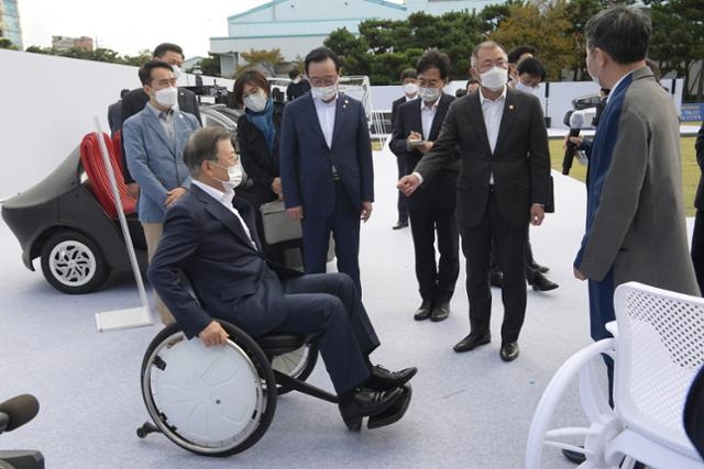 문재인 대통령이 정의선 현대자동차 회장과 함께 30일 현대차 울산공장을 방문해 미래형 모빌리티 전시관을 둘러보고 있다. 울산=청와대사진기자단