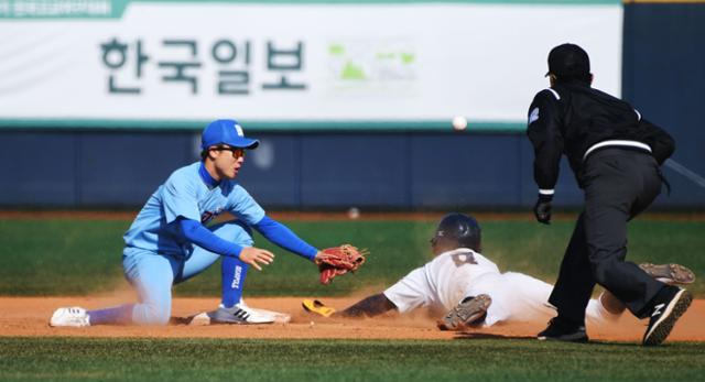 유신고 김병준이 30일 서울 목동구장에서 열린 제48회 봉황대기 전국고교야구대회 부산고와 8강전에서 2회말 2루 도루에 성공하고 있다. 부산고 유격수는 박지훈.고영권 기자