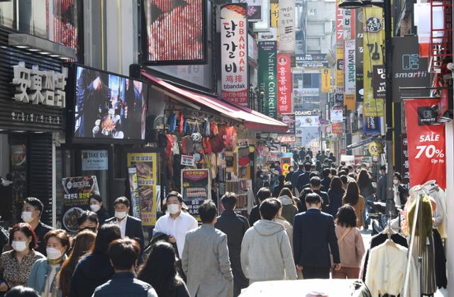 30일 오후 서울 중구 명동에서 직장인들이 점심 식사를 하기위해 이동하고 있다. 배우한 기자