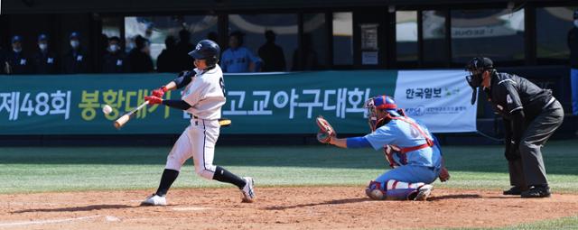 유신고 김병준이 30일 서울 목동구장에서 열린 제48회 봉황대기 전국고교야구대회 부산고와 8강전에서 5회말 우익수 키를 넘기는 안타를 치고 있다. 고영권 기자