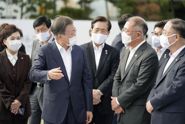 문재인 대통령이 30일 현대차 울산공장에서 열린 '미래차 전략 토크쇼'에 참석한 뒤 정의선 현대자그룹 회장과 대화하고 있다. 울산=청와대사진기자단