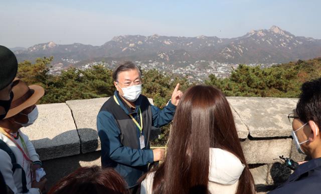 문재인 대통령이 31일 오전 북악산 성곽 북측면을 52년 만에 일반인에게 개방에 앞서 최종점검을 위한 산행 중 곡장전망대에서 북한산을 바라보며 동행인들과 이야기를 나누고 있다. 뉴시스