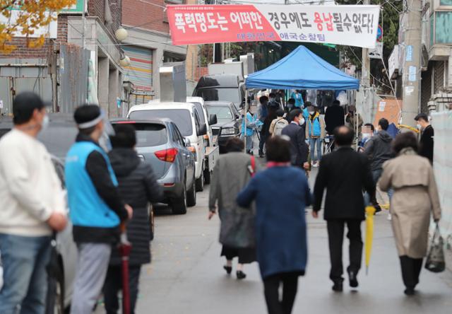 1일 오전 서울 성북구 사랑제일교회 교인들이 주일 예배를 드리기 위해 교회로 들어가고 있다. 전광훈 담임목사가 이끄는 사랑제일교회는 시설 폐쇄 81일 만에 이날부터 사전접수자를 대상으로 현장 예배를 재개했다. 배우한 기자