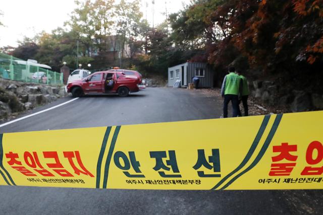 지난달 24일 집단감염이 시작된 경기 여주시 강천면의 중증장애인 요양 시설에서 사흘간 30명의 누적 확진자가 발생했다. 지난달 26일 오후 요양 시설 출입이 통제되고 있다.