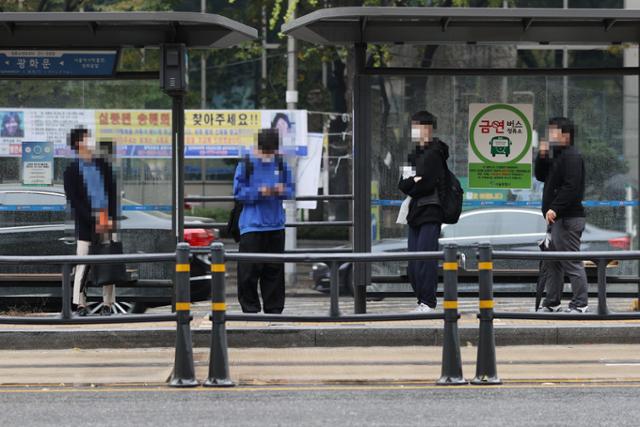 정부가 '사회적 거리두기'를 기존의 3단계에서 5단계로 세분화하겠다고 밝힌 1일 오후 서울 종로구 광화문 인근에서 시민들이 거리를 두고 서 있다. 연합뉴스