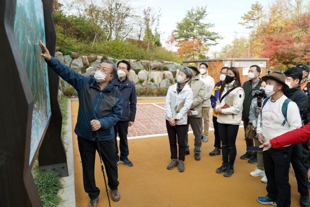 문재인 대통령이 10월 31일 52년 만에 개방을 앞둔 청와대 뒷편 북악산 북측 탐방로를 산행하기 전 정재숙 문화재청장으로부터 개방 후 관리계획 등에 대한 보고를 듣고 있다. 1968년 김신조 사건(1·21 사태) 후 일반인의 출입이 제한돼온 북악산 북측 탐방로는 둘레길로 조성돼 다음날인 1일부터 일반에 개방된다. 이날 산행은 부암동 주민과 산악인 엄홍길 대장, 정재숙 문화재청장, 김영종 종로구청장, 김도균 수도방위사령관 등과 함께 했다. 왕태석 선임기자