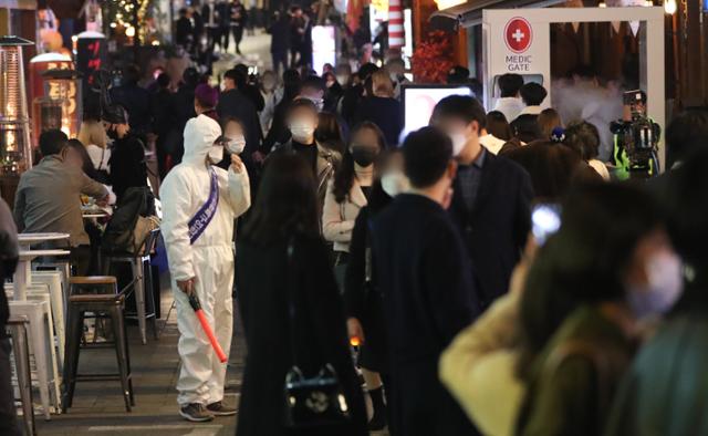 핼러윈 데이인 지난달 31일 저녁 서울 용산구 이태원동이 시민들로 북적이고 있다. 뉴스1