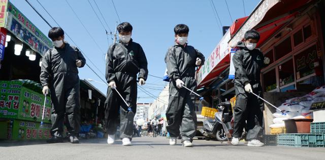 전라북도자원봉사센터 관계자들은 24일 전북 전주시 전주남부시장에서 신종 코로나바이러스 감염증(코로나19) 재확산에 따른 추석맞이 전통시장 방역 활동을 열고 전통시장 구석구석을 방역하고 있다. 뉴시스