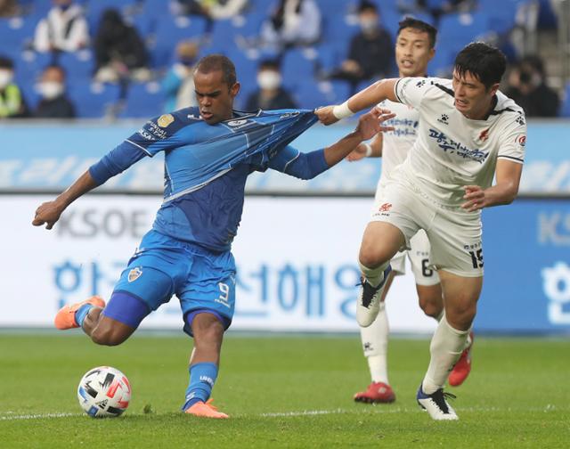 광주 홍준호가 1일 울산 북구 문수축구경기장에서 열린 하나원큐 K리그1 2020 27라운드 울산과의 최종라운드 원정 경기에서 울산 주니오(왼쪽)를 막기 위해 유니폼을 잡고 있다. 울산=뉴스1