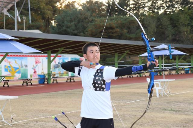 '양궁신동' 경북일고 김제덕, 2차선발전 1위 우뚝