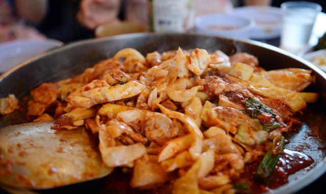 김경수 경남지사 측이 2심에서 닭갈비 영수증을 증거로 내세우면서 닭갈비가 재판의 새로운 쟁점으로 떠올랐다. 한국일보 자료사진