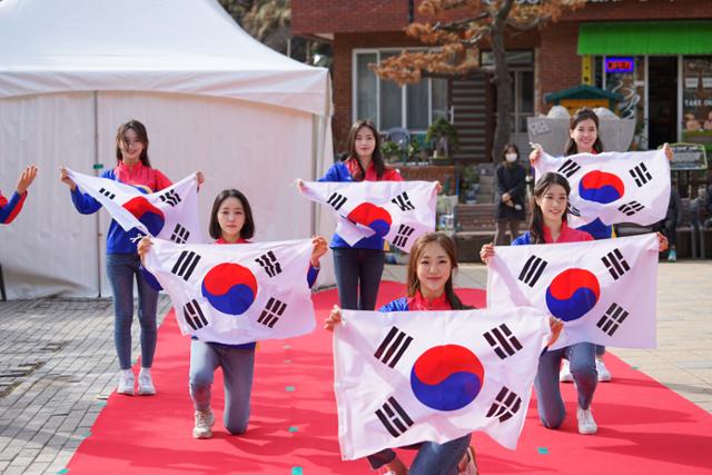 미스대구경북 수상자들이 2일 오전 울릉 도동항 앞 광장에서 독도 플래시몹을 선보이고 있다. 김재현 기자 k-jeahyun@hankookilbo.com