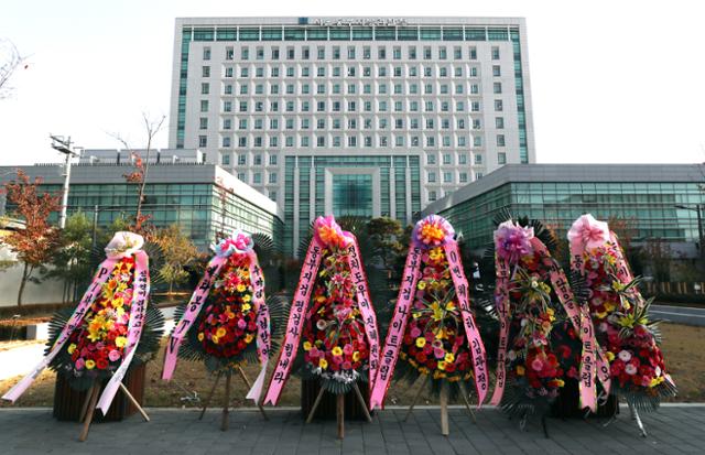 2일 서울 송파구 동부지검 앞에 보수단체 회원들이 설치한 화환이 놓여 있다. 뉴스1