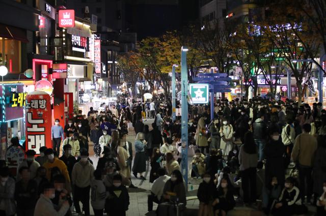 핼러윈 데이인 31일 서울 홍대거리가 인파로 북적이고 있다. 사진=연합뉴스