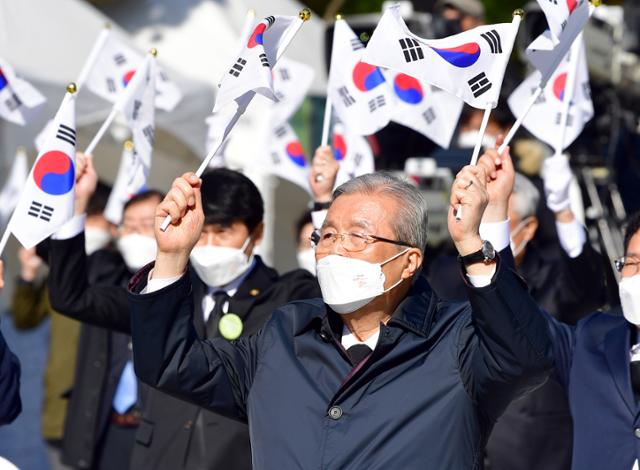 김종인 국민의힘 비상대책위원장이 3일 광주 서구 학생독립운동기념탑 앞에서 열린 제91주년 학생독립운동 기념식에 참석해 만세를 외치고 있다. 광주=뉴시스