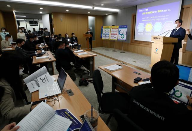 서정협 서울시장 권한대행이 2일 오전 서울시청에서 열린 '2021년 서울시 예산안 기자설명회'에서 브리핑하고 있다. 당시 브리핑에 출입기자 30여명과 시 지도부가 대거 참석했다. 연합뉴스