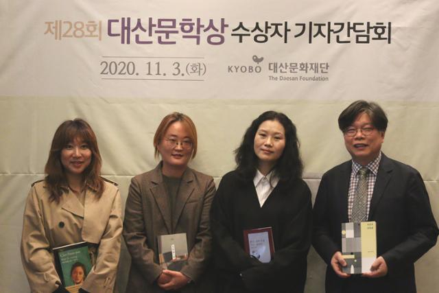 주하선(왼쪽부터), 김혜진, 김행숙, 유성호가 제28회 대산문학상을 받은 뒤 기념촬영하고 있다. 대산문화재단 제공