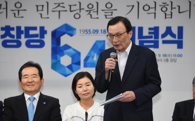 이해찬(오른쪽) 더불어민주당 대표가 지난해 9월 18일 서울 여의도 당사에서 열린 창당 64주년 기념식에서 인사말을 하고 있다. 오대근 기자