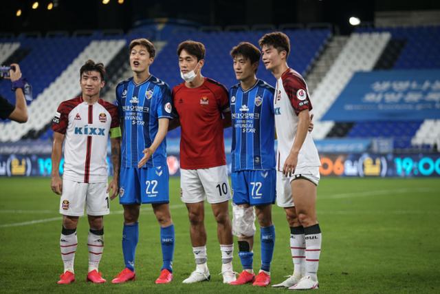 지난 8월 30일 울산문수축구경기장에서 열린 울산과 서울의 경기 후 기념사진을 촬영하고 있는 고요한(왼쪽부터), 고명진, 박주영, 이청용, 기성용. 한국프로축구연맹 제공