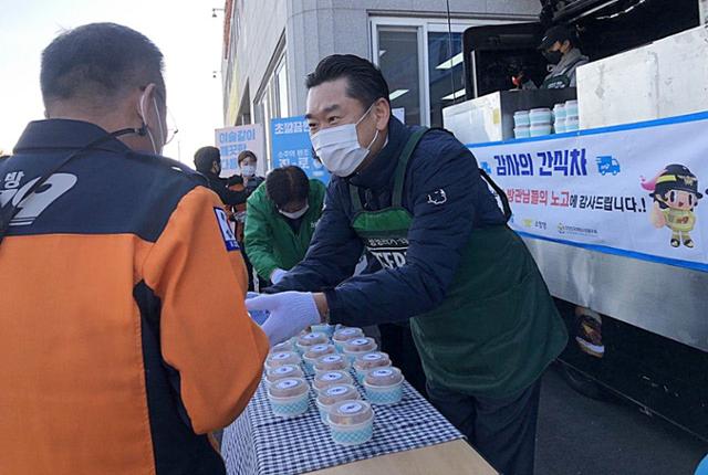 김인규 하이트진로 사장이 3일 경북 경주소방서를 찾아 소방관들에게 간식을 나눠주고 있다. 하이트진로 제공