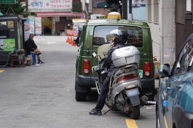 사회안전망의 사각지대에 놓인 라이더(퀵서비스). 한국일보 자료사진.