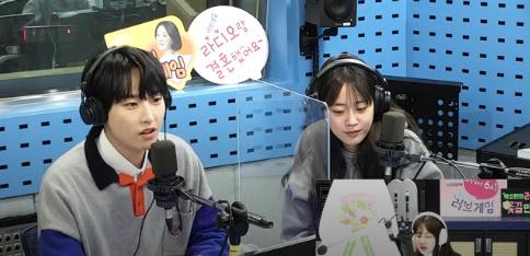 인성(왼쪽)이 SBS 파워FM '박소현의 러브게임'에서 청취자의 질문에 답했다. 보이는 라디오 캡처