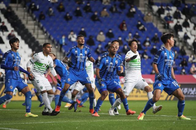 울산과 전북 선수들이 4일 울산 남구 문수축구경기장에서 열린 하나은행 FA컵 결승전 1차전 경기에서 공중에 뜬 공을 바라보고 있다. 대한축구협회 제공