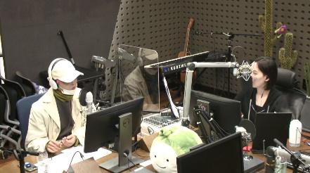 송민호(왼쪽)가 KBS 쿨FM '강한나의 볼륨을 높여요'에서 염색에 대해 이야기했다. 보이는 라디오 캡처