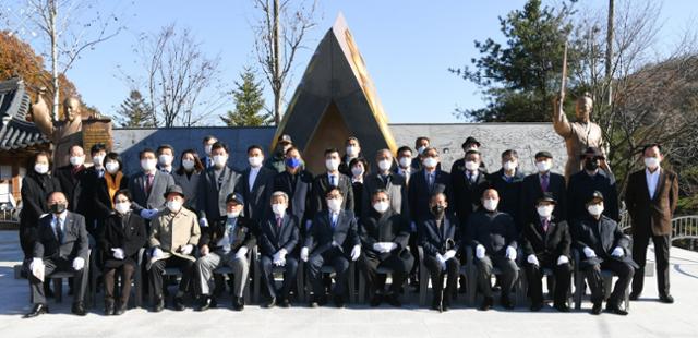 광주시 관계자 등이 4일 남한산성에서 항일운동기념탑 제막식을 마치고 기념촬영을 하고 있다. 광주시 제공