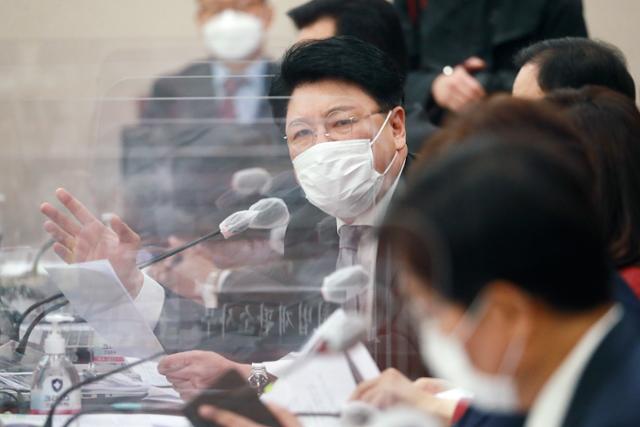 지난달 26일 국회에서 열린 법제사법위원회의 법무부, 대법원, 감사원, 헌법재판소, 법제처 종합감사에서 장제원 국민의힘 의원이 질의를 하고 있다. 뉴스1