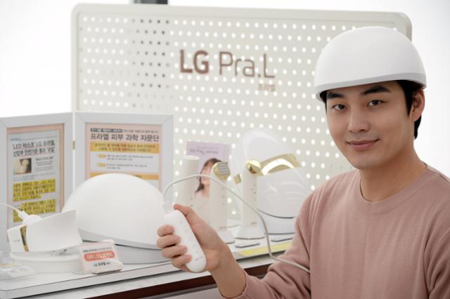 LG전자의 모델이 탈모 치료용 의료기기 LG 프라엘 메디헤어(모델명: HGN1)를 체험하고 있다. LG전자 제공