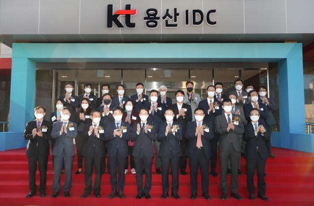 4일 서울 용산구 KT 용산 IDC 개관 기념식에 참석한 관계자들이 기념촬영을 하고 있다. 맨 앞 줄 왼쪽부터 KT engcore 박은수 사장, KT IT부문장 신수정 부사장, 한국정보화진흥원 문용식 원장, 과학기술정보통신부 장석영 제2차관, 이원욱 더불어민주당 의원, KT 대표 구현모 사장, 한국데이터센터연합회 강중협 회장, 서울시 스마트도시정책관 이원목 국장, KT AI/DX융합사업부문장 전홍범 부사장. KT 제공