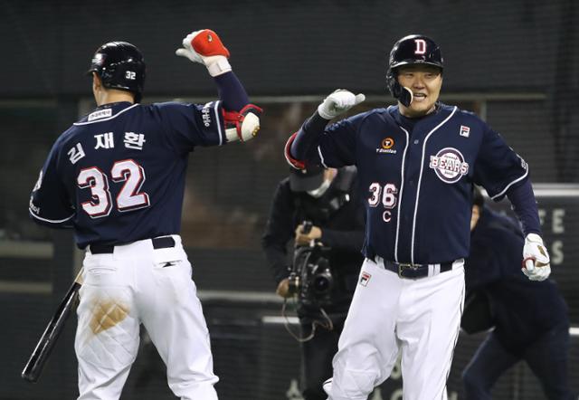 두산 오재일이 5일 서울 잠실구장에서 열린 프로야구 2020 신한은행 SOL KBO 포스트시즌 준플레이오프 2차전 LG와 경기에서 4회초 2점 홈런을 친 뒤 김재환과 하이파이브를 나누고 있다. 뉴스1