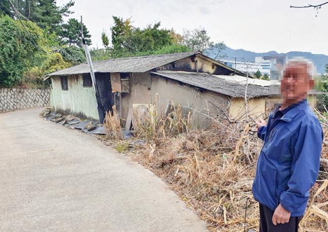 창원시가 마산회원구 합성동 갈뫼산 체육시설 조성사업을 추진하면서 공원과 맞닿은 유일한 주택을 사업 대상에 편입시키지 않아 체육공원 속 '나올로 집'으로 남게 된 주택. 이 집을 가운데 두고 도로(왼쪽)와 체육공원이 맞닿아 있다. 이동렬 기자