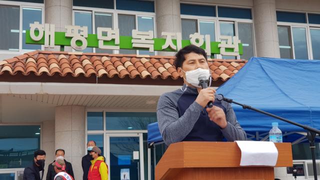 윤종호 취수원 이전 구미민관위원장이 환경부의 낙동강 통합 물관리 용역은 대구취수원 구미 이전을 위한 전제로 한 것이라고 항의하고 있다. 박용기기자