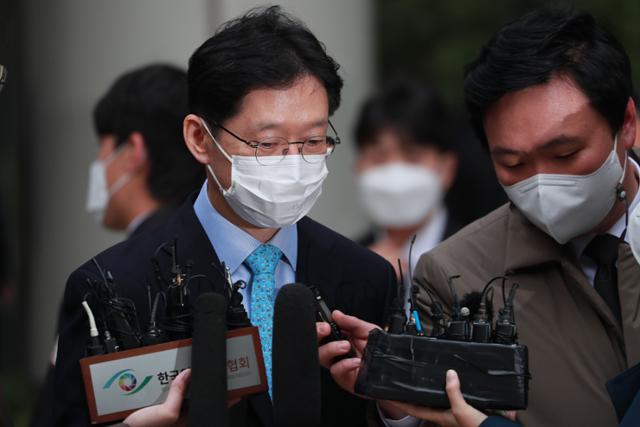 김경수 경남도지사가 6일 서울고등법원에서 열린 2심 선고공판을 마친 후 법정을 빠져나오고 있다. 고영권 기자