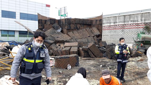 경찰이 6일 오후 근로자 1명이 숨진 경북 안동 음식자원화시설에서 현장을 살펴보고 있다. 경북소방본부 제공