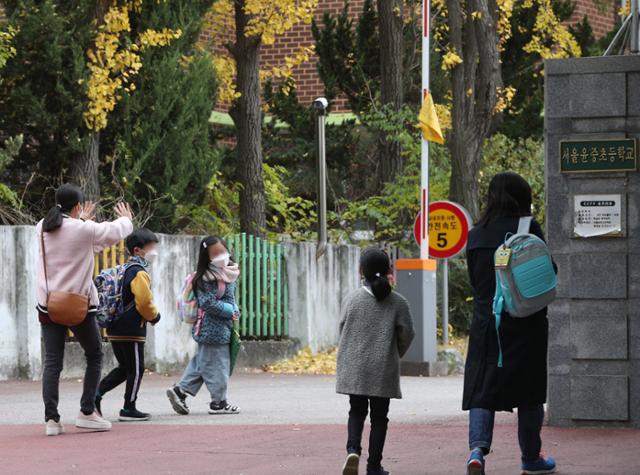 6일 오전 서울의 한 초등학교에서 어린이들이 등교하고 있다. 돌봄전담사 단체들은 이날 하루 동안 초등돌봄교실 지자체 이관 반대와 전일제 근로 보장을 촉구하며 돌봄 파업에 나선다. 뉴스1