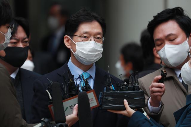 김경수 경남지사가 6일 서울고등법원에서 열린 2심 선고공판을 마친 후 법정을 빠져나오고 있다. 고영권 기자