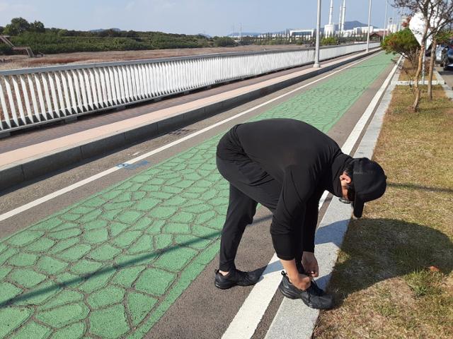 기자가 10km 완주에 앞서 운동화 끈을 동여매고 있다. 김재현 기자 k-jeahyun@hankookilbo.com