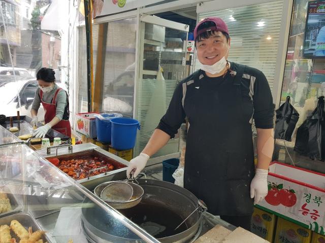 부산 개금골목시장의 '온양삼색호떡' 가게 주인 이영진씨. 이씨는 장사가 안돼 팔지 못한 떡볶이를 무료로 나눠 주겠다는 글을 온라인 중고 장터에 올렸다.